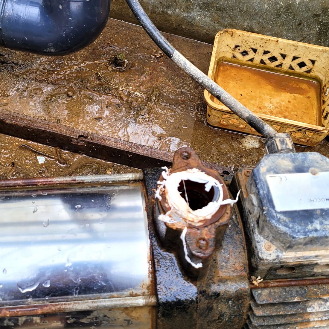 Corps de pompe percé par la corrosion, déposé au sol
