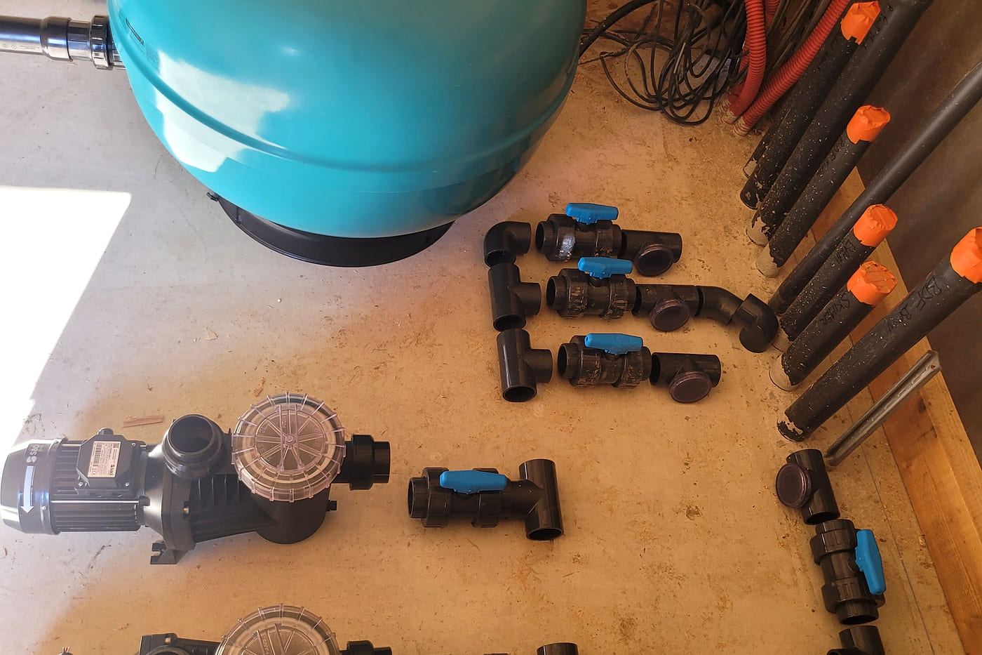 Pompes de filtration et raccords préparés au sol avant montage, Palau-del-Vidre