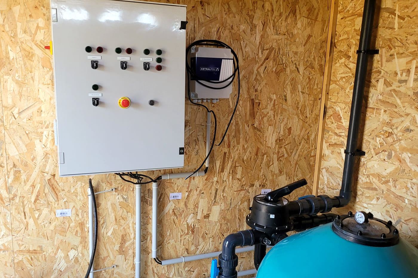 Coffret électrique de commande de la filtration d'une piscine à Palau-del-Vidre