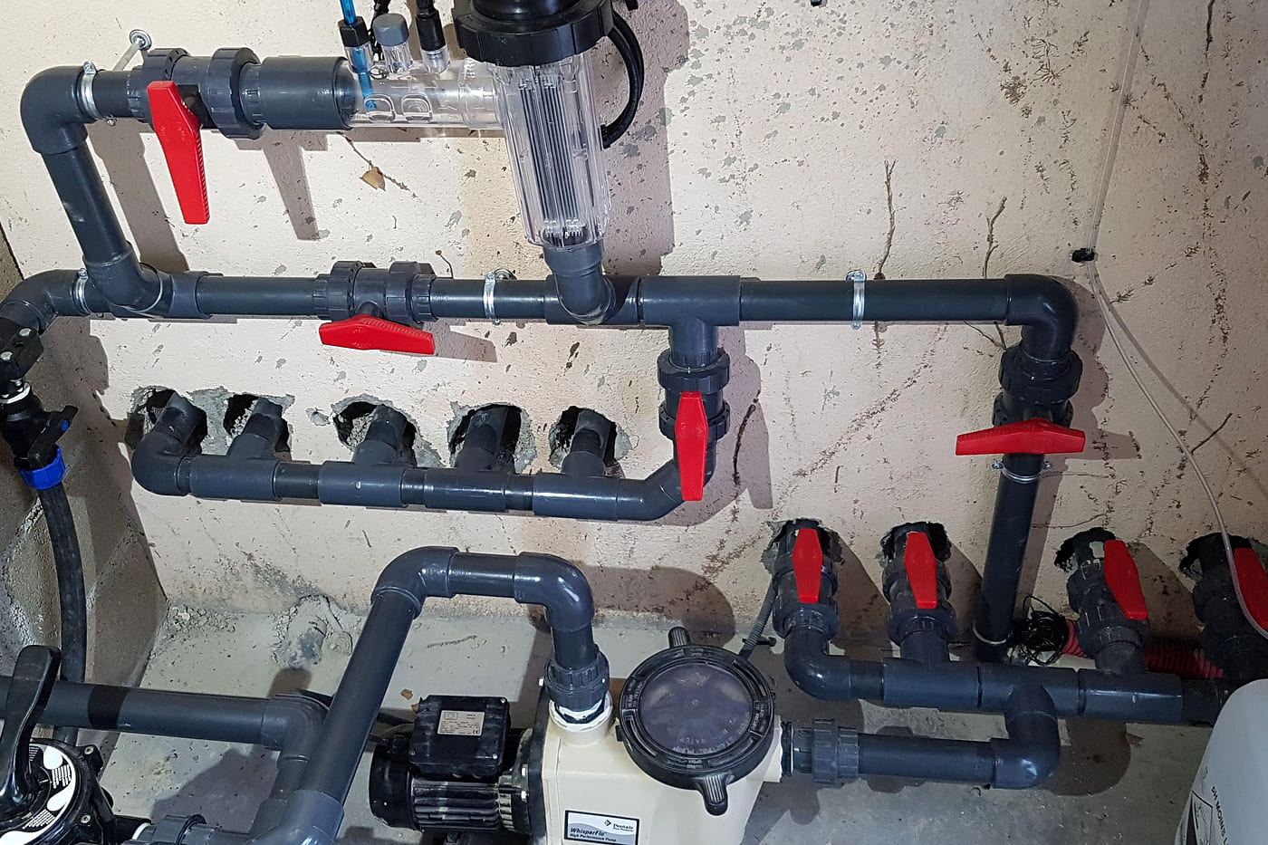 Pompe et corps de filtre de piscine raccordés à Pézilla-la-Rivière