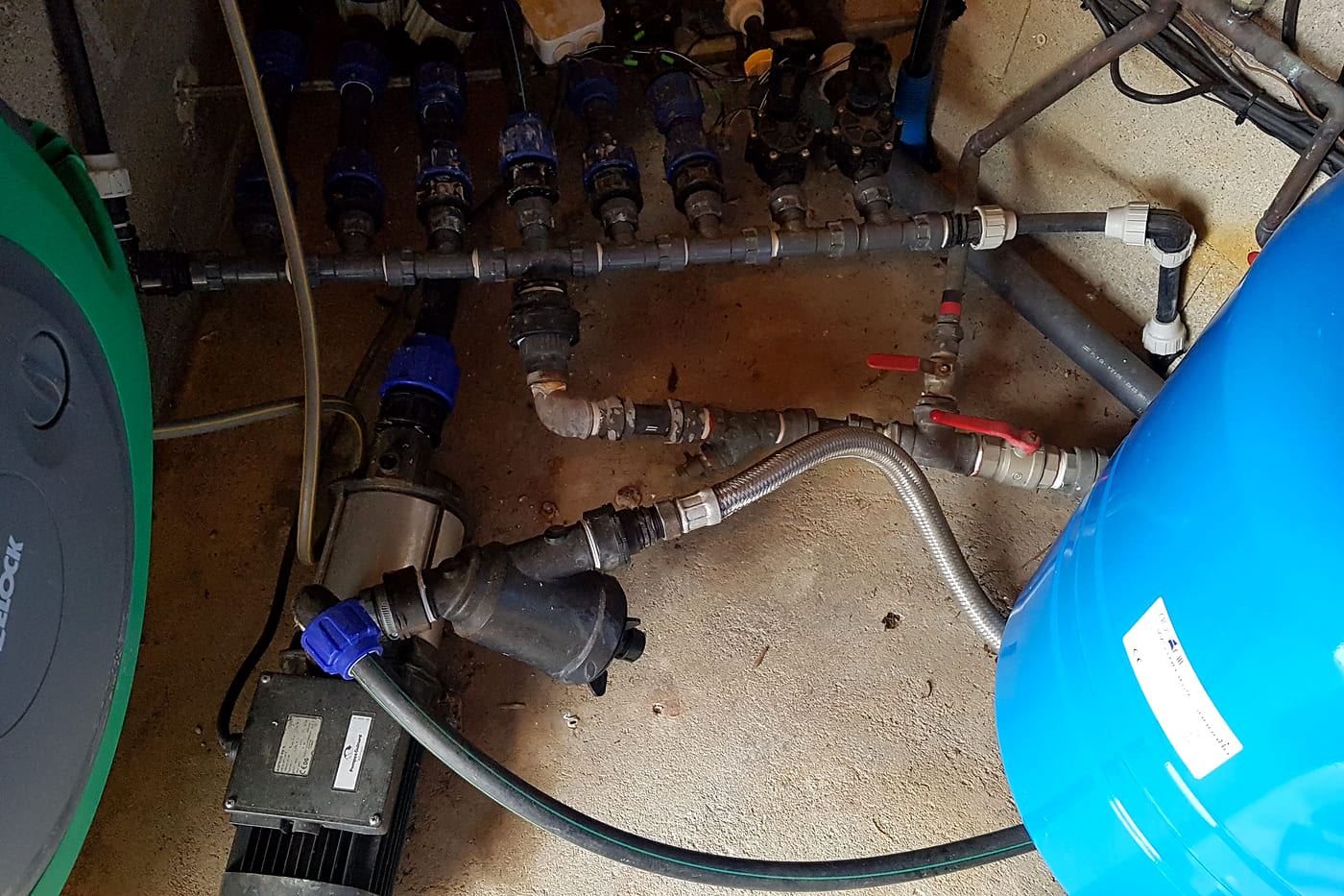 Avant : collecteur encombré, raccords de générations différentes sur une dalle corrodée