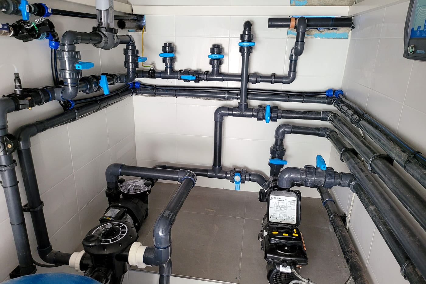 Raccordement de la pompe et des vannes de filtration dans le local technique, Millas