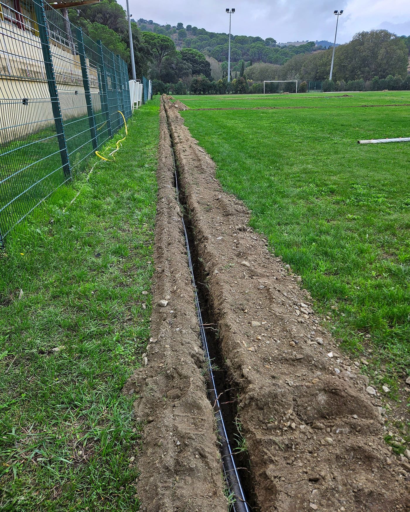 Tranchée d'arrosage ouverte sur toute la longueur du terrain de football à Banyuls-sur-Mer