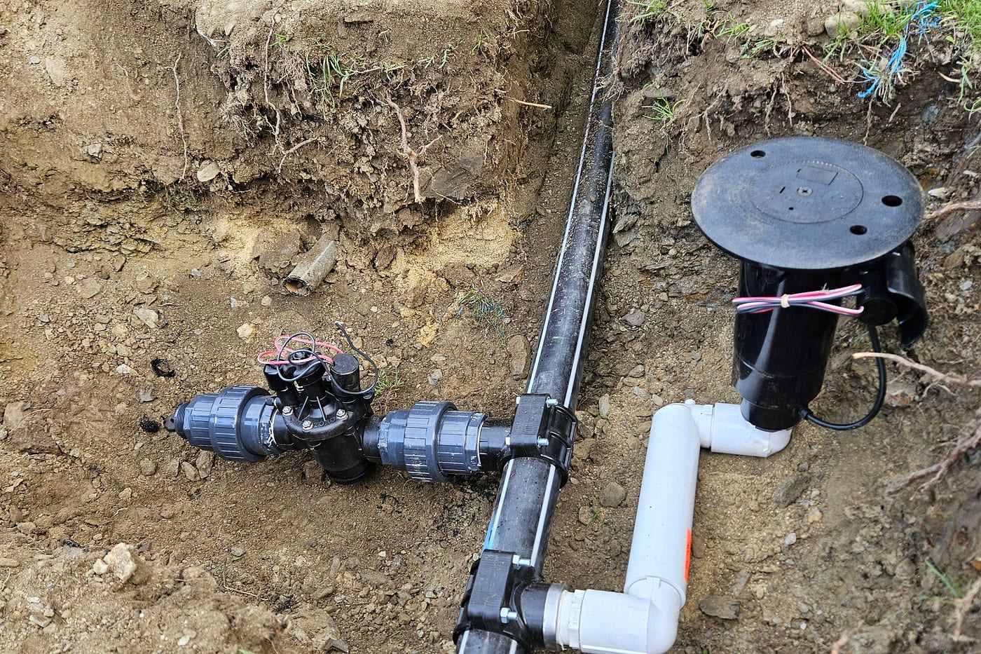 Pose d'une électrovanne d'arrosage en regard, stade de Banyuls-sur-Mer